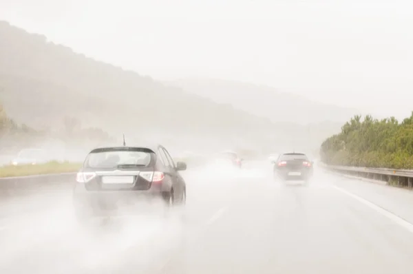 Conducir bajo la lluvia — Foto de Stock