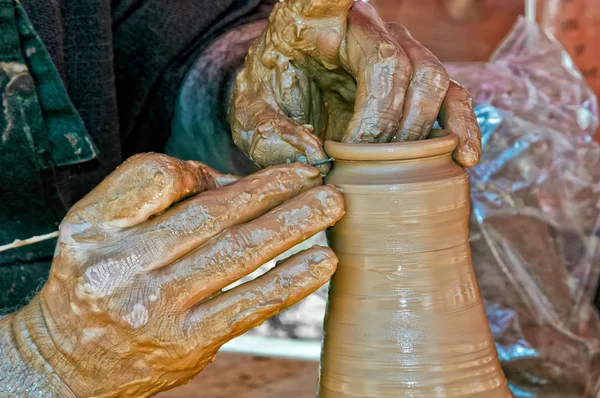 Artesão que trabalha a argila — Fotografia de Stock
