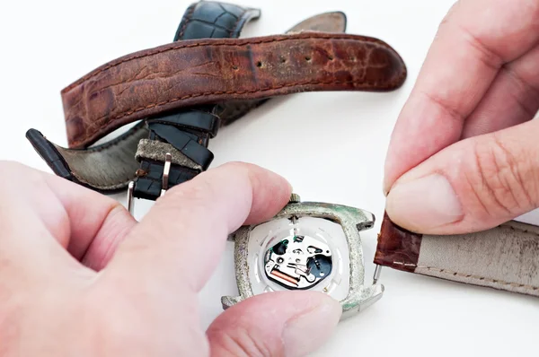 Mudando pulseira de relógio — Fotografia de Stock