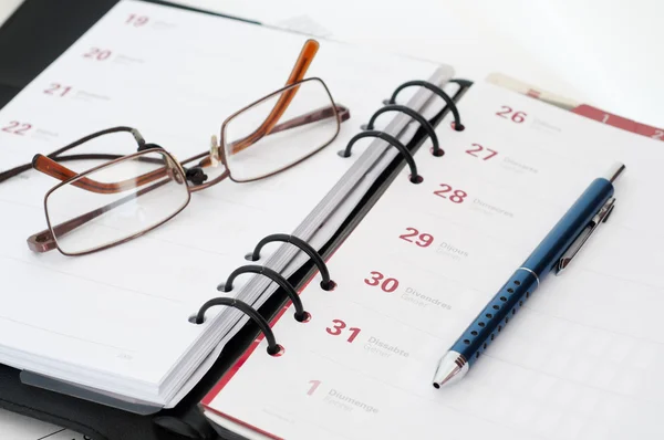 Ημερολόγιο με γυαλιά και στυλό — Φωτογραφία Αρχείου