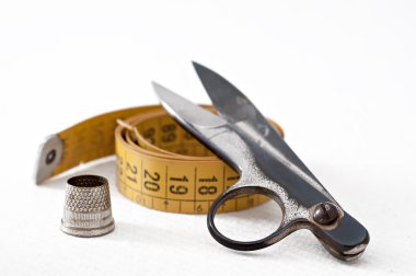 bir terzi tarafından kullanılan maddeler