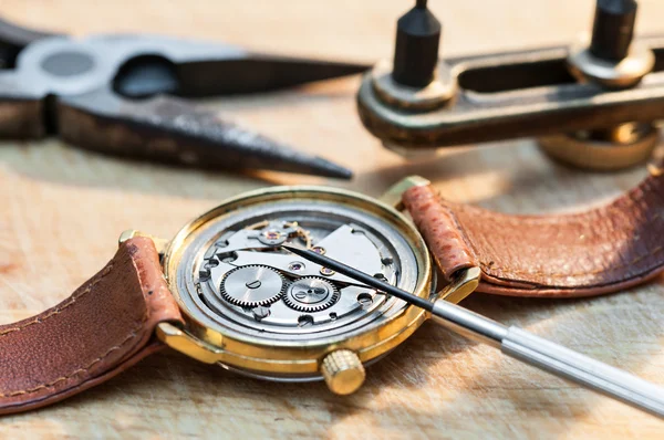 Reparatie van horloges — Stockfoto