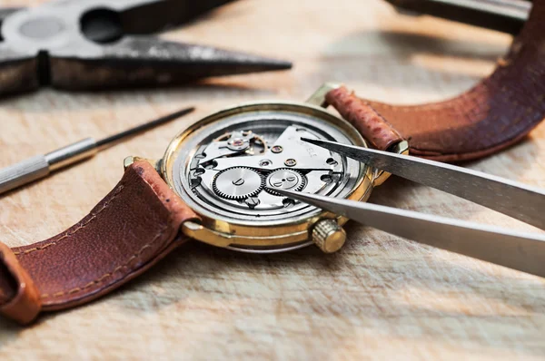 Reparatie van horloges — Stockfoto