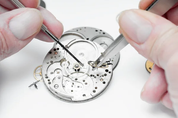 Reparatie van horloges — Stockfoto