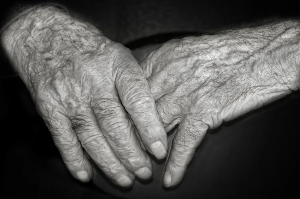 Руки літньої людини — стокове фото