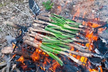 Barbekü üzerinde calsots