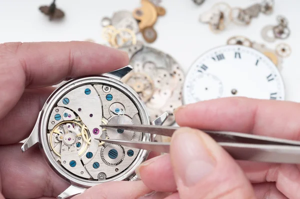 Reparatur von Uhren — Stockfoto