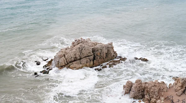 Klippor i havet — Stockfoto