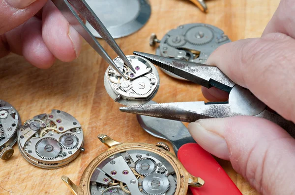 Reparatie van horloges — Stockfoto