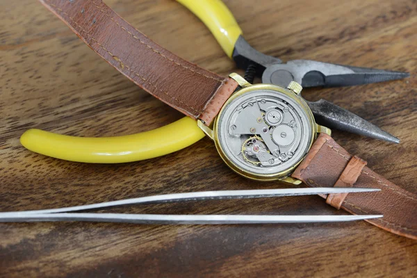 Reparatie van horloges — Stockfoto