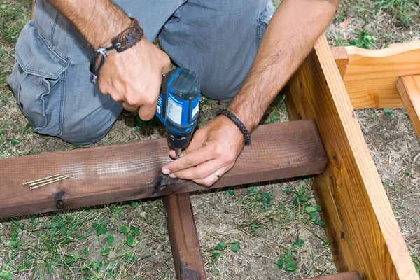 Assemblaggio di un tavolo — Foto Stock