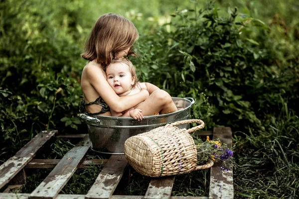 Dos hermosos niños se bañan en la naturaleza — Foto de Stock