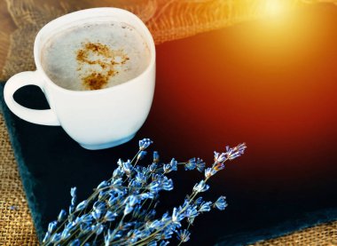 Bir buket lavantalı kapuçino.