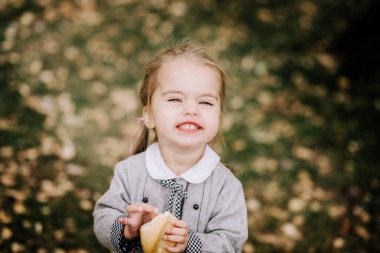 Güzel bir çocuk. 2 yaşında. Gülümsüyor.