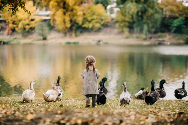 Kazlı kız gölün yanında.