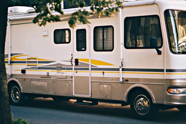 Tekerlekler üzerinde eve git. Gece kamp, karavan parkı. Karavan, seyyar ev. Aile gezileri ve eğlence için araba. Seyahat tutkusu, hafta sonu. Mutlu macera..