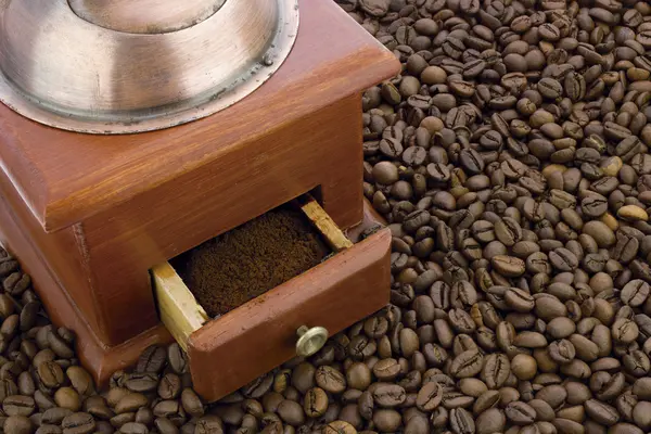 Moinho de café em grãos de café — Fotografia de Stock