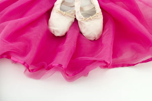 Bale ayakkabıları bir kız pembe bale eteği — Stok fotoğraf
