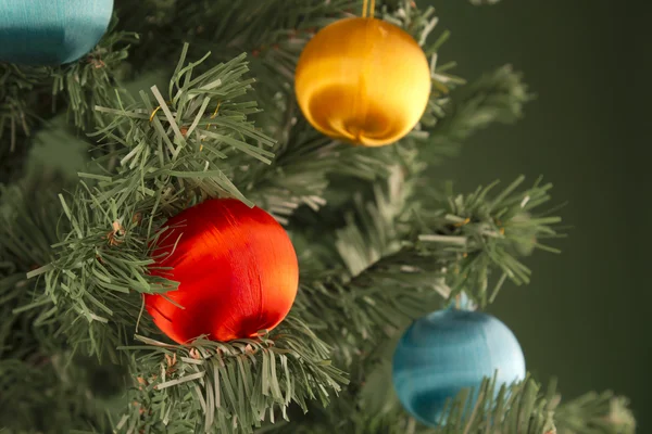 Boules colorées en accrochant le sapin de Noël — Photo