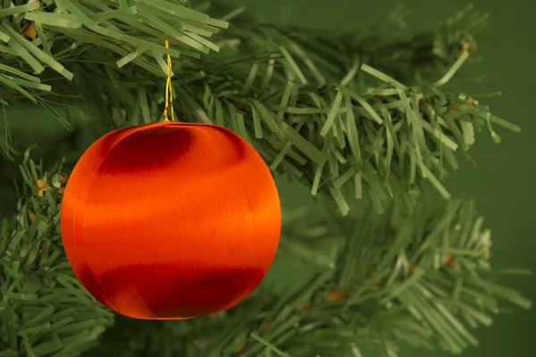 Bola vermelha na árvore de Natal — Fotografia de Stock