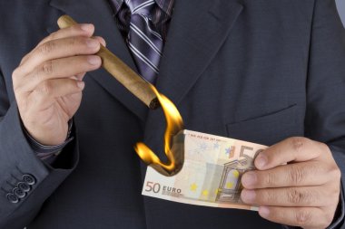 bir puro bir banknot ile aydınlatma