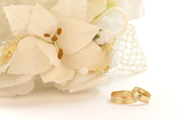 Csokor fehér virágot, esküvői Jegygyűrűk — Stock Fotó