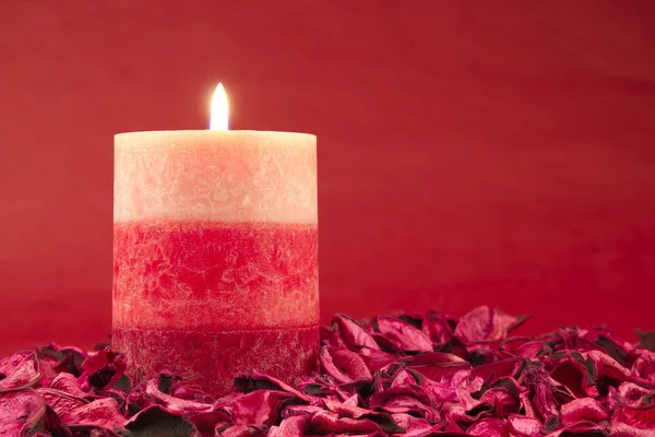Свічка на червоному тлі — стокове фото
