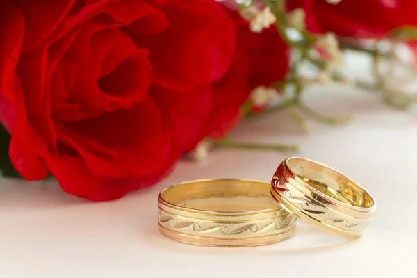 Esküvő gyűrű piros rózsák — Stock Fotó