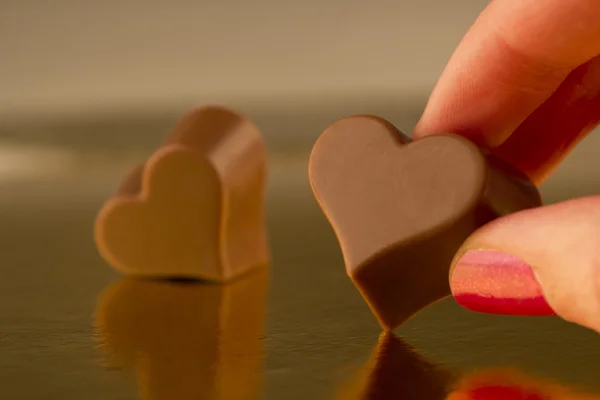 Принимая шоколадное сердце — стоковое фото