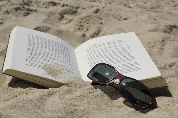 Book and sunglasses — Stock Photo, Image