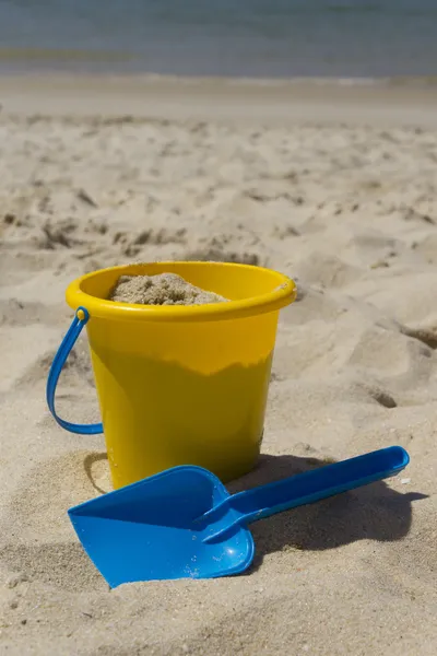 Bucket and shovel on the beach — Stock Photo, Image