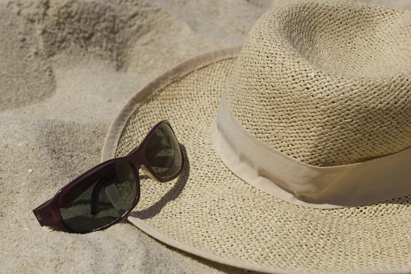 Close up of a straw hat and sunglasses — Stock Photo, Image