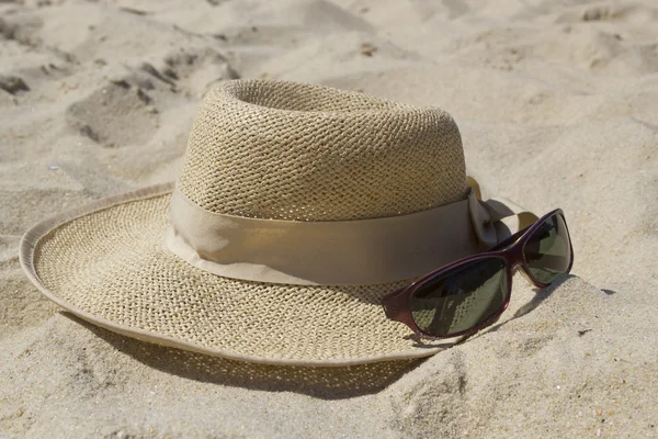 Straw hat and sunglasses — Stock Photo, Image