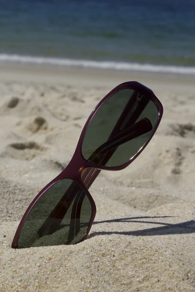 Sunglasses on the beach — Stock Photo, Image