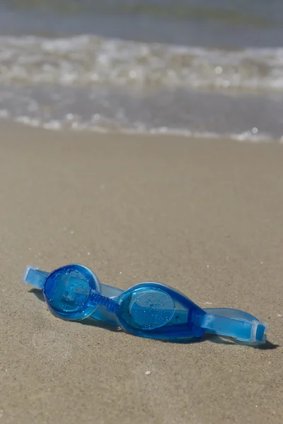 Swimming goggles on the beach — Stock Photo, Image