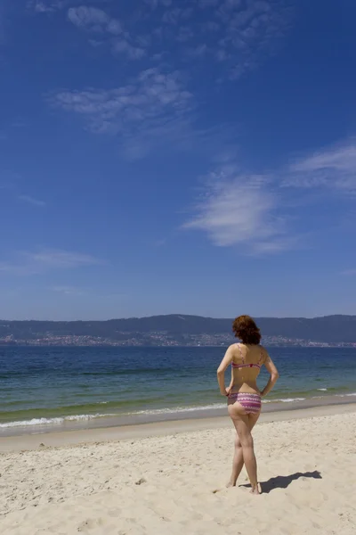 Mujer mirando al mar — Foto de Stock