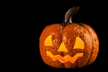 Siyah arka planda Cadılar Bayramı balkabağı