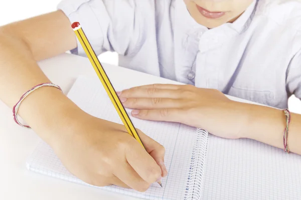 Kind met een potlood schrijven — Stockfoto