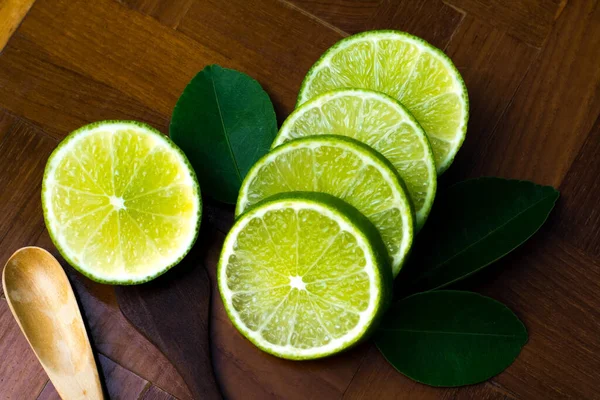 Green Lemon Slice Put Wooden — Stock Photo, Image