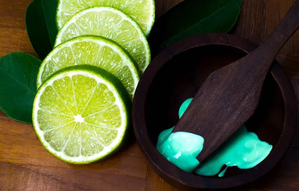 Green Lemon Slice Liquid Put Wooden — Stock Photo, Image