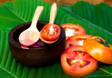 Domates dilimi yaprağa, turuncu kırmızı renk de fincana.