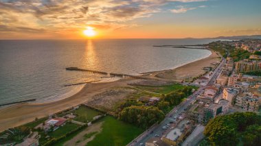 Gela şehrinin Sunset, Caltanissetta, Sicilya, İtalya ve Avrupa 'daki hava görüntüsü