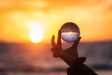 Akdeniz 'in yukarısında Lensball, Gela, Caltanissetta, Sicilya, İtalya ve Avrupa' da Harika Günbatımı