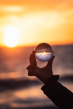 Akdeniz 'in yukarısında Lensball, Gela, Caltanissetta, Sicilya, İtalya ve Avrupa' da Harika Günbatımı