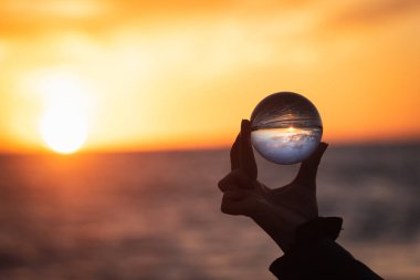 Akdeniz 'in yukarısında Lensball, Gela, Caltanissetta, Sicilya, İtalya ve Avrupa' da Harika Günbatımı