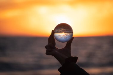 Akdeniz 'in yukarısında Lensball, Gela, Caltanissetta, Sicilya, İtalya ve Avrupa' da Harika Günbatımı