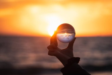 Akdeniz 'in yukarısında Lensball, Gela, Caltanissetta, Sicilya, İtalya ve Avrupa' da Harika Günbatımı