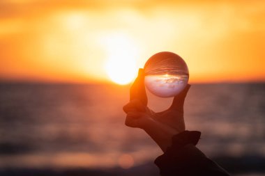 Akdeniz 'in yukarısında Lensball, Gela, Caltanissetta, Sicilya, İtalya ve Avrupa' da Harika Günbatımı