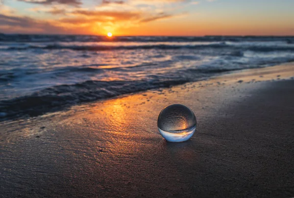 Akdeniz 'in yukarısında Lensball, Gela, Caltanissetta, Sicilya, İtalya ve Avrupa' da Harika Günbatımı