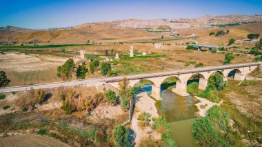 Ayrıca Riesi ve Sommatino yakınlarındaki Sar Nehri, Caltanissetta ili, Sicilya, İtalya, Avrupa